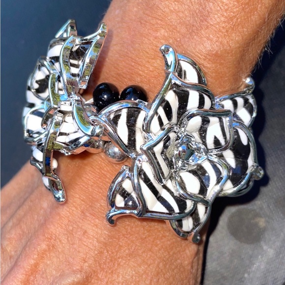 Vintage Black & White Zebra Print Multi Strand Silver Flower Stretch Bracelet 6” - Picture 3 of 12